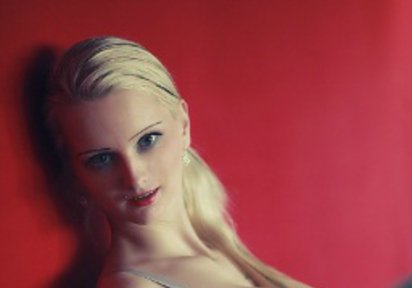 Livesex Strip mit einem sexy Girl mit blonden Haaren